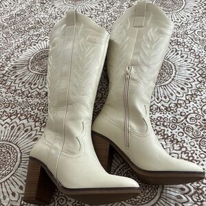 I am selling cow girl boots